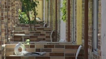 Betten mit Memory-Foam-Matratzen, Schreibtisch