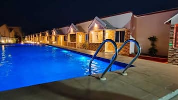 Una piscina al aire libre