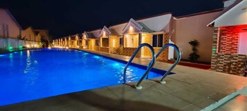 Una piscina al aire libre