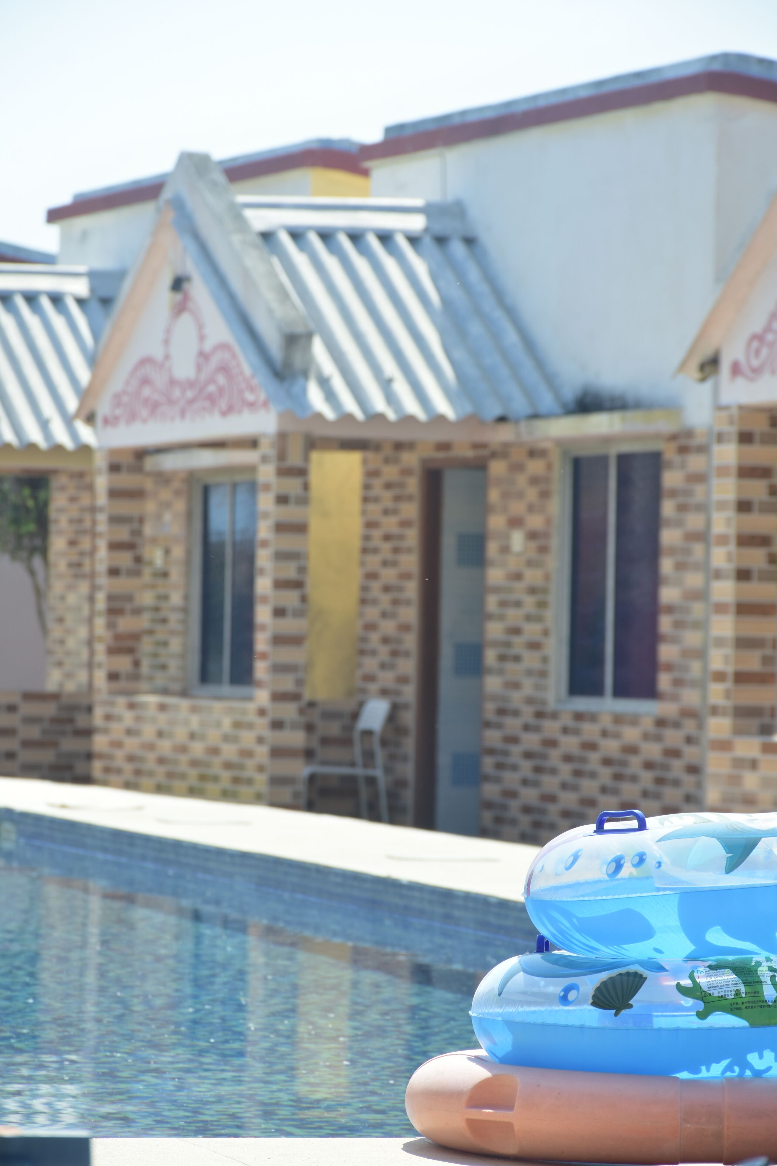 Kahden hengen deluxe-huone, näköala uima-altaalle | Memory foam -patjalliset sängyt, työpöytä