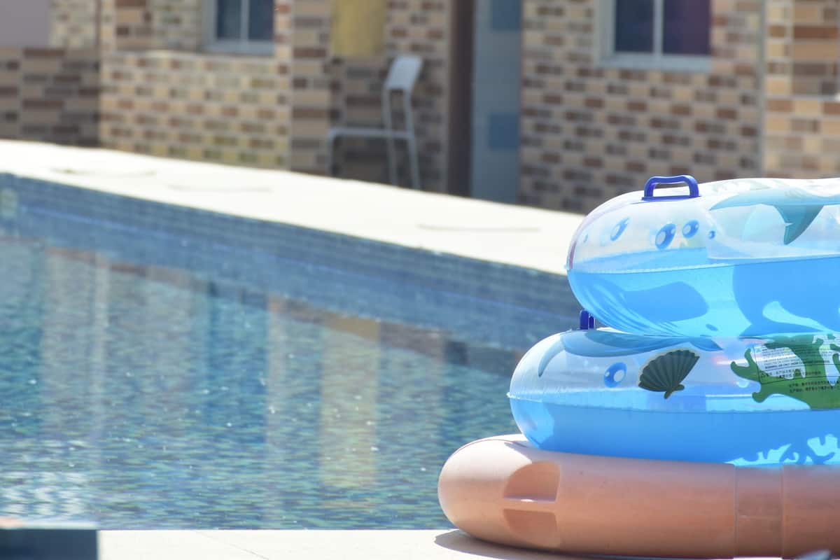 Dobbeltrom – deluxe, bassengutsikt | Memory foam-senger, skrivebord og skrivebord for bærbar PC