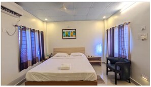 Bedden met traagschuimmatrassen, een bureau, een laptopwerkplek