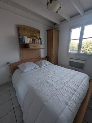 2 bedrooms, desk, iron/ironing board, free WiFi