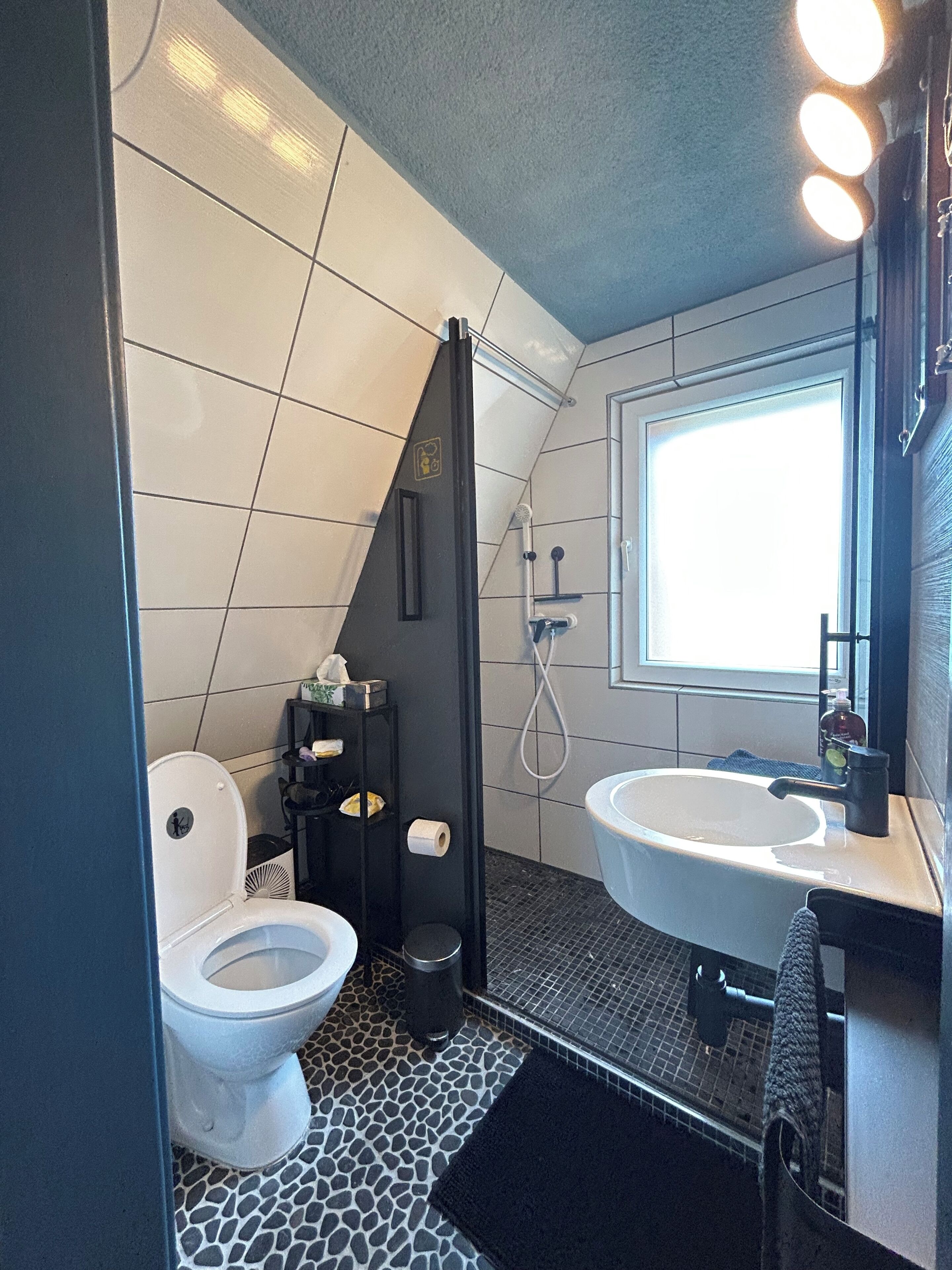 A bathroom with a toilet, bidet, and sink.