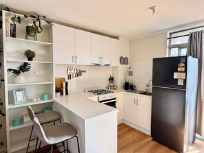 Fridge, oven, stovetop, coffee/tea maker - 508 Light and Delightful 1BR Balcony-Parkng-Pool (Maylands)