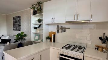 Køleskab, ovn, kogeplade, kaffe-/temaskine