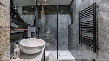 Studio with Balcony | Kamar mandi | Shower, pengering rambut, handuk, dan sabun
