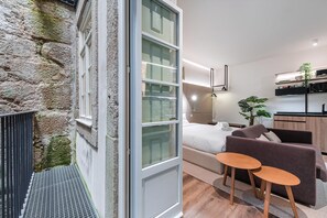 Studio with Balcony | Skrivebord, arbejdsområde til bærbare computere, gratis Wi-Fi, sengetøj