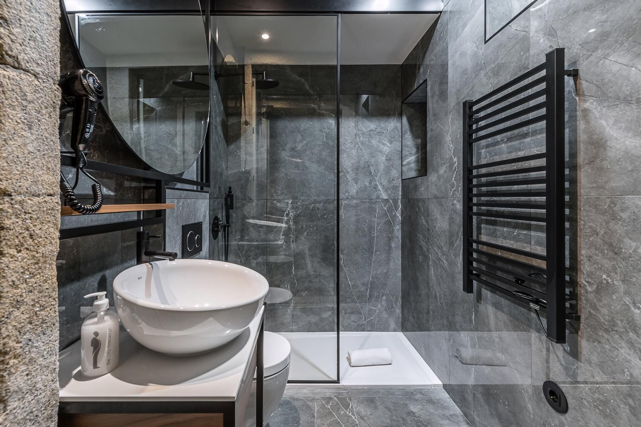 Studio with Balcony | Salle de bain | Douche, séchoir à cheveux, serviettes fournies, savon