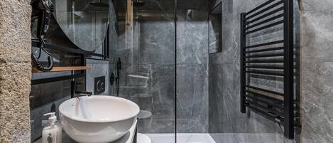 Studio with Balcony | Salle de bain | Douche, séchoir à cheveux, serviettes fournies, savon