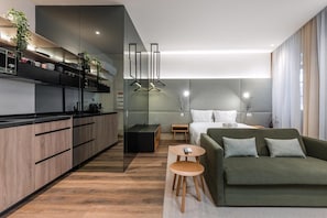 Standard Studio | Living area | 32-inch flat-screen TV with digital channels - Guestready - Mercadores 150 (Porto)