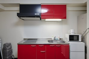 Kühlschrank, Mikrowelle, Kochgeschirr/Geschirr/Besteck