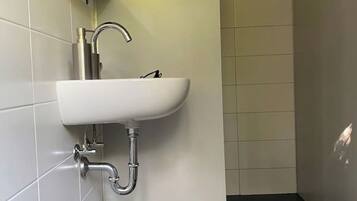 SĂšche-cheveux, serviettes fournies, savon, papier toilette