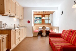 Interior - Apartment 'Kaltenhauser Hof' with Mountain View, Shared Terrace and Wi-Fi (Rasen Antholz)