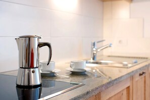 Fridge, stovetop, dishwasher, coffee/tea maker - Apartment 'Kaltenhauser Hof' with Mountain View, Shared Terrace and Wi-Fi (Rasen Antholz)