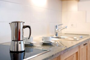 Refrigerador, parrilla de estufa, lavavajillas y cafetera y tetera 