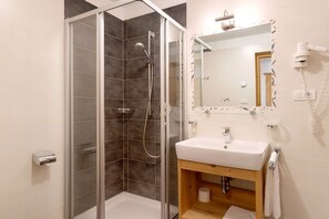 Ducha, artículos de tocador gratuitos, secador de pelo, toallas