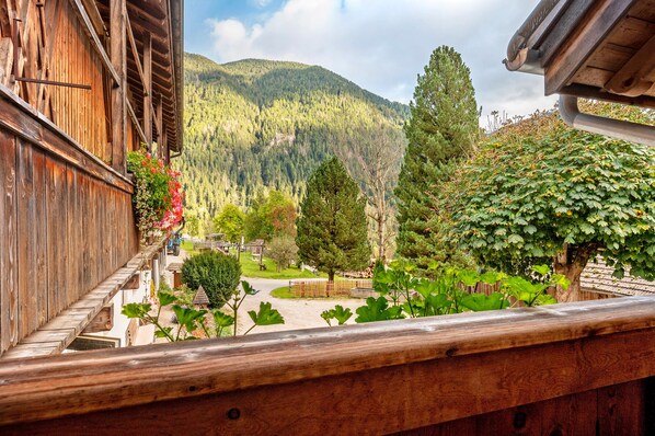 Property grounds - Apartment 'Zirm' with Mountain View, Shared Terrace and Wi-Fi (Rasen Antholz)