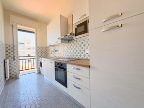 Micro-ondes, four, plaque de cuisson, lave-vaisselle