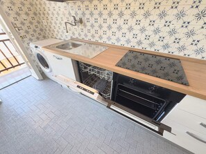 Microonde, forno, piano cottura, lavastoviglie