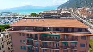 A multi-story building with balconies and a view of the sea. - Casa Puni in seaside (Chiavari)