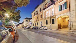A street lined with parked cars and buildings with balconies. - Casa Puni in seaside (Chiavari)