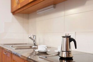 Fridge, stovetop, dishwasher, coffee/tea maker