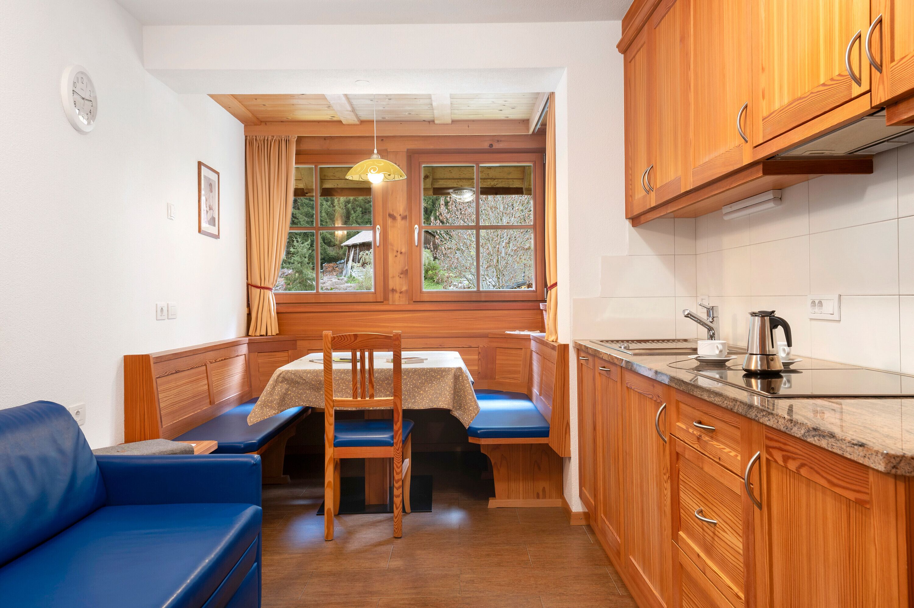 Kjøleskap, kokeplater, oppvaskmaskin og kaffetrakter/tekoker