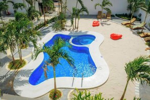 Una piscina al aire libre, sillones reclinables de piscina