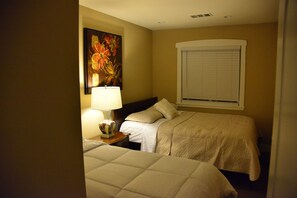 6 bedrooms, iron/ironing board, internet, bed sheets