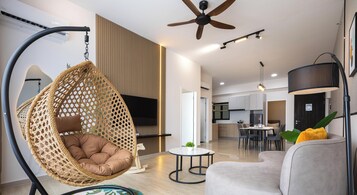 Apartamento exclusivo, 2 quartos | Área de estar | Smart TV 40 polegadas com canais digitais