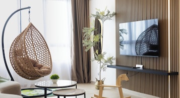 Apartamento exclusivo, 2 habitaciones | Zona de estar | Smart TV de 40 pulgadas con canales digitales