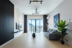 Executive Apartment, 3 Bedrooms, City View | Living area