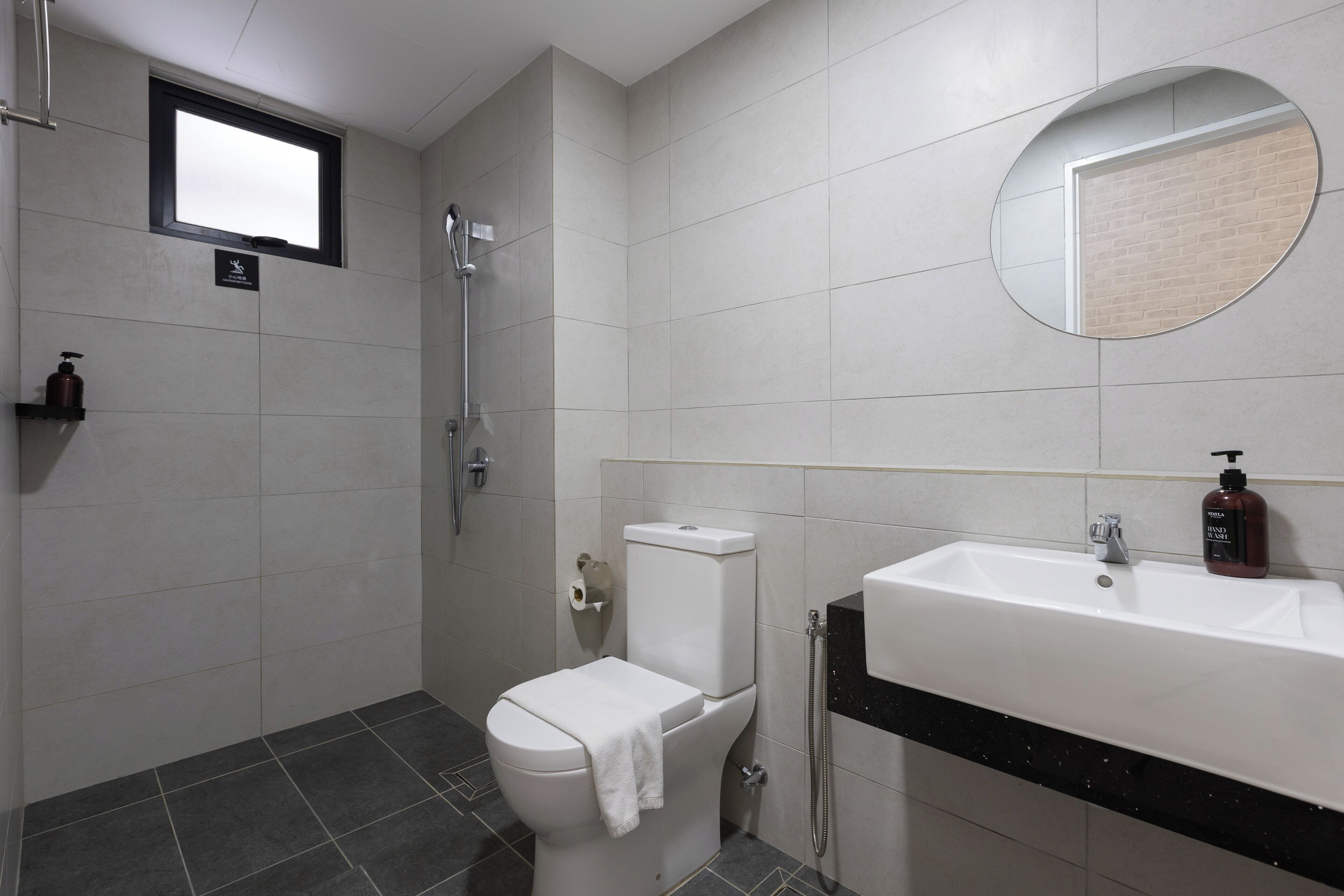 Un baño moderno con inodoro, bidé y lavamanos.