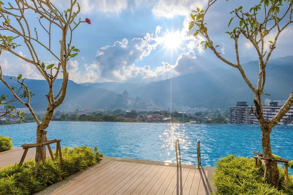 Una piscina al aire libre