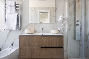 Shower, hair dryer, towels