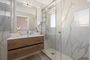 Unclassified image, 3 of 31, button