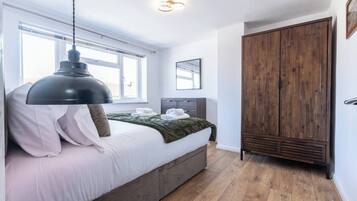 4 bedrooms, iron/ironing board, WiFi, bed sheets