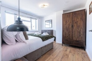 4 habitaciones, tabla de planchar con plancha, wifi y ropa de cama