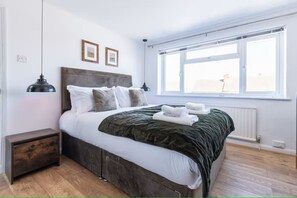 4 bedrooms, iron/ironing board, WiFi, bed sheets
