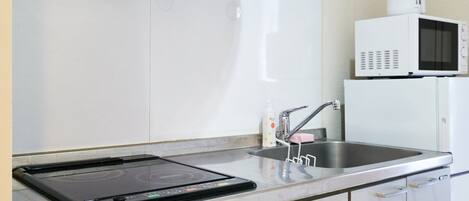Geladeira, micro-ondas, talheres/pratos/utensílios de cozinha