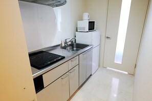 Kühlschrank, Mikrowelle, Kochgeschirr/Geschirr/Besteck