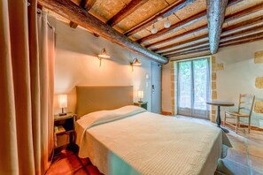 1 bedroom, WiFi, bed sheets - Room 'Chambre Galet Rose' with Shared Pool, Wi-Fi and Air Conditioning (Collias)