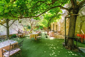 Outdoor dining - Room 'Chambre Galet Rose' with Shared Pool, Wi-Fi and Air Conditioning (Collias)