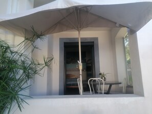 Outdoor dining - Large T2 in villa with sea view and spa not overlooked (La Ciotat)