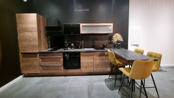 Refrigerador, microondas, horno y parrilla de estufa
