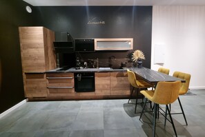Kühlschrank, Mikrowelle, Ofen, Herdplatte