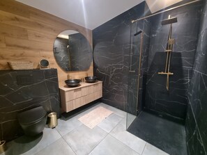 Douche, sèche-cheveux, serviettes fournies, papier toilette