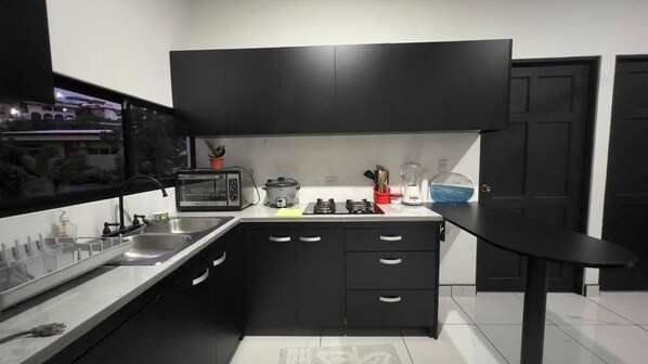 Micro-ondes, four, plaque de cuisson