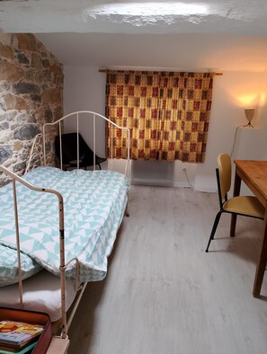 3 bedrooms, desk, free WiFi, bed sheets